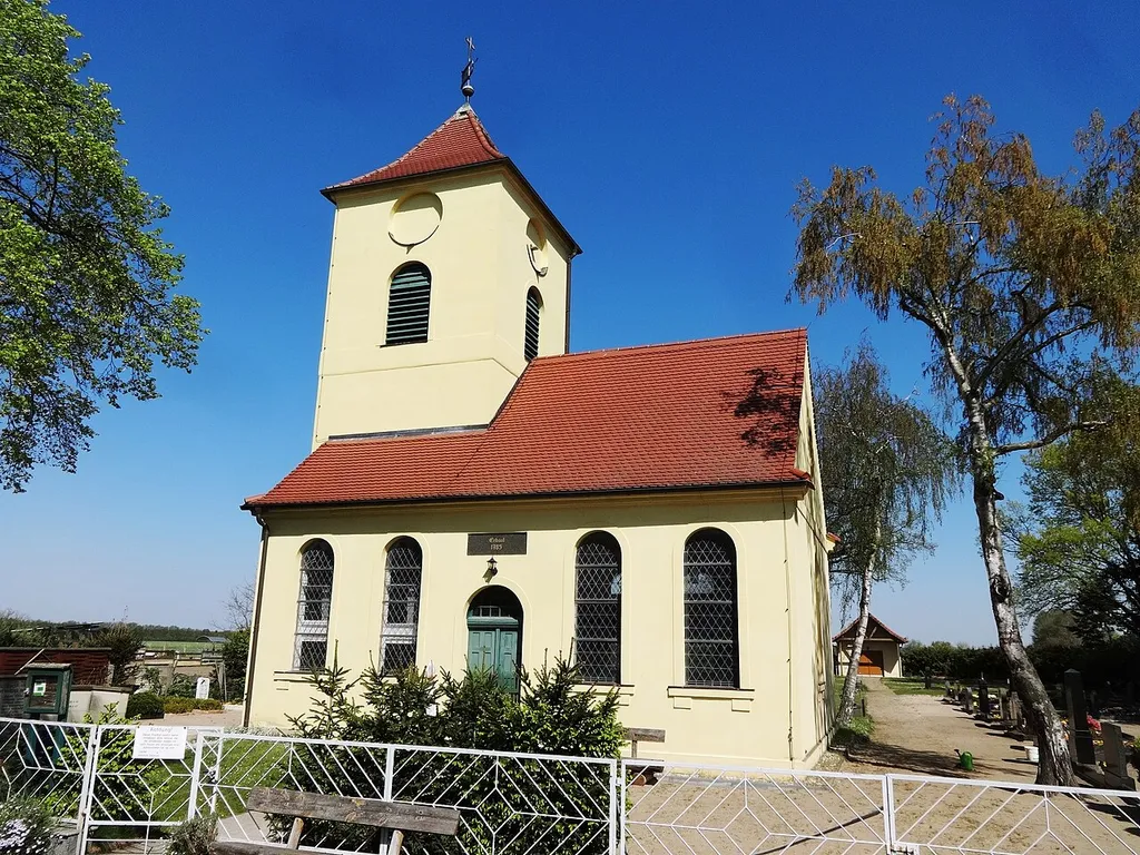 Die evangelische Dorfkirche Salzbrunn ist eine Saalkirche, die in den Jahren 1784/1785 von den Pfälzer Siedlern errichtet wurde. In den Jahren 2003 und 2004 erfolgte eine umfangreiche Sanierung. Im Innern befindet sich eine schlichte Ausstattung aus der Bauzeit.