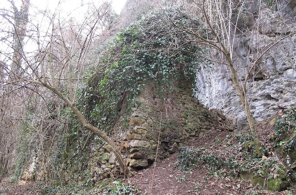 Bau am Ölberg - auch als vermeintliche Höhlenburg Hauenfels bezeichnet - von Osten. Mag die Namensnennung auf einer Fehldeutung beruhen, so spricht eigentlich nichts gegen die Annahme einer mittelalterlichen Burganlage. Die These, von Martin Strotz - Verfasser des Artikels "Ehrenstetten" in "Die Burgen im mittelalterlichen Breisgau", die zu geringe Mauerstärke von 0,75 m spreche gegen eine Interpretation als Burganlage, beruht auf einem Irrtum. Tatsächlich weist die Frontmauer eine Stärke von mindesten 1,1 m auf. Die Bezeichnung als Höhlungs- oder Balmburg (siehe Heiko Wagner, Theiss Burgenführer Oberrhein) ist vermutlich gerechtfertig.