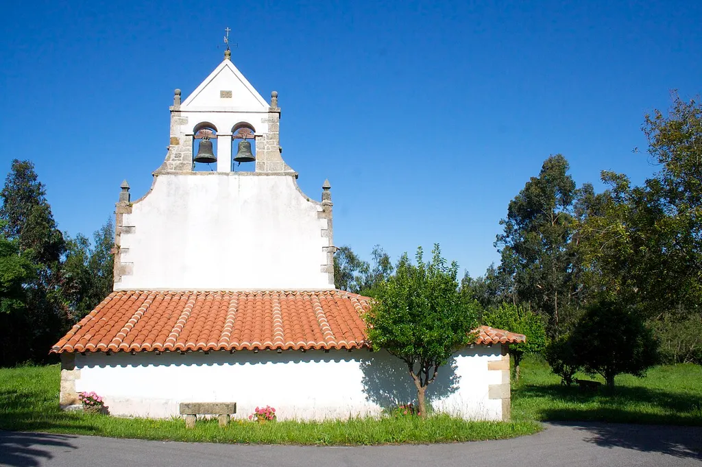 Iglesia de Santa Cecilia en la localidad de Careñes, Villaviciosa, Asturias. Declarada Bien de Interés Cultural (BIC)