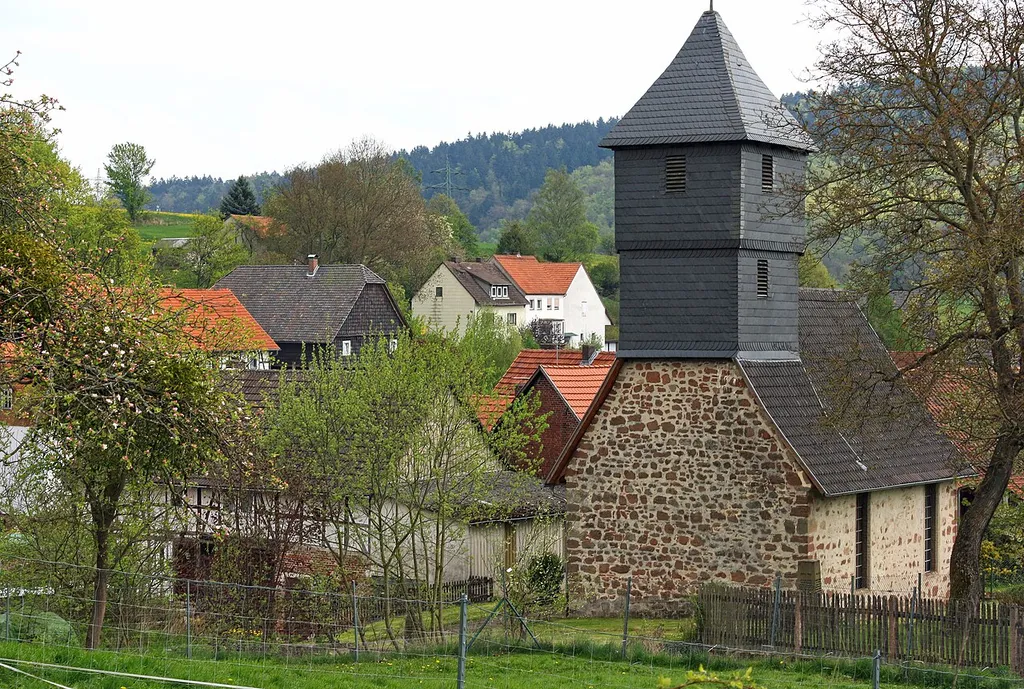 Die Kirche in Rodebach. Ursprünglich romanische Dorfkirche aus grob behauenen Natursteinen. Bis 2007 umfangreich saniert. Schmiedeeiserne Fenster mit zu Beginn der Industrialisierung maschinengefertigten Profilen. Infos beim ev. Pfarramt Germerode.