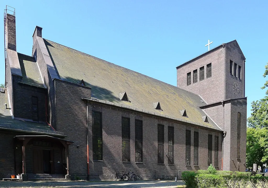 Blick auf Kirchenschiff und Turm