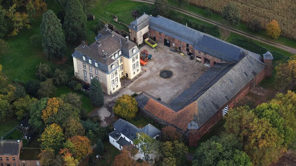 Große Burg, Kleinbüllesheim: Luftaufnahme (2014)