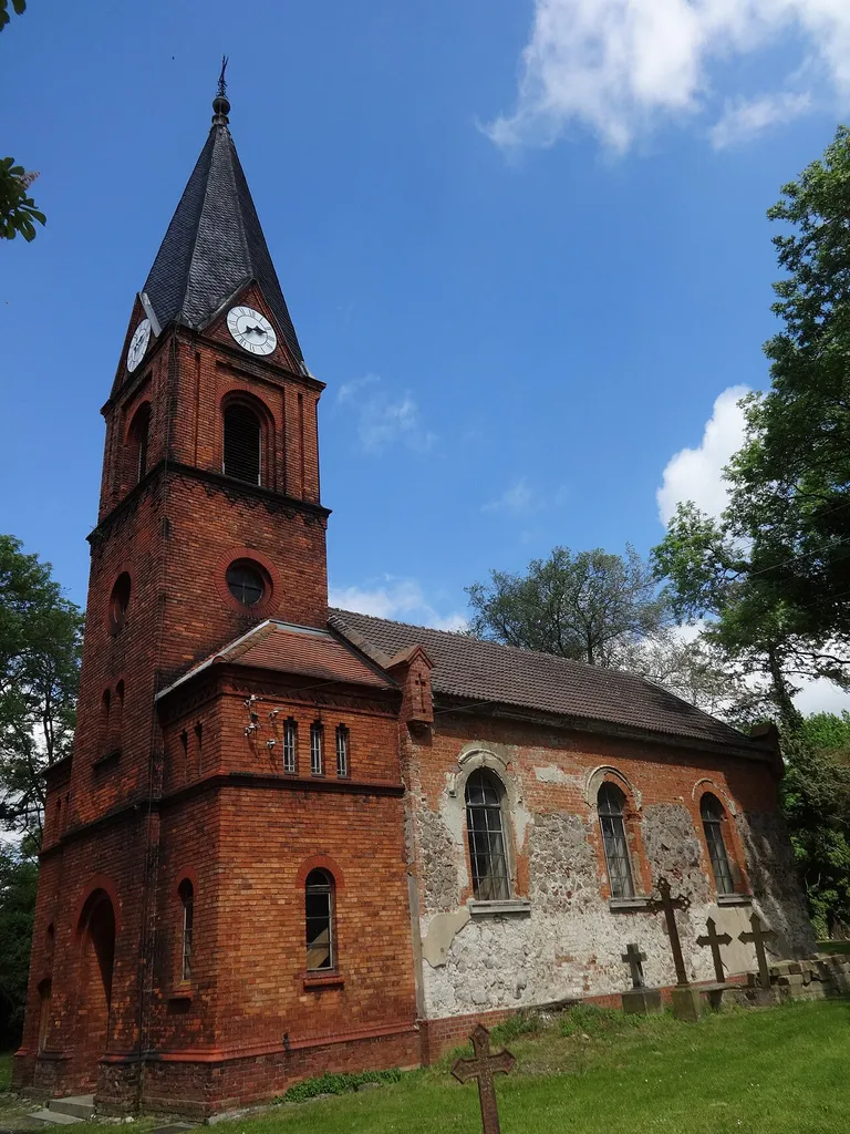 Die Dorfkirche ist ein romanisierter Backsteinbau, der vermutlich im 16. oder 17. Jahrhundert entstand. 1779 kam der Westturm hinzu; 1905 erfolgte eine Sanierung des Bauwerks. Im Innern befindet sich unter anderem eine Sauer-Orgel.