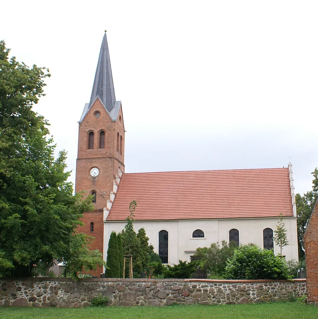 Grischow bei Altentreptow im Landkreis Demmin - Südseite der Kirche