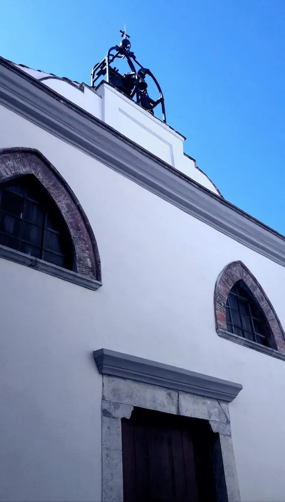 La Chiesa del Purgatorio, chiamata anche Chiesa di San Laviero o Laverio (dal latino Labienus), santo nato ad Acerenza verso la fine del III sec d.C., risale al XVIII sec. Presenta una pianta rettangolare a navata unica con accenni neogotici di fine Ottocento, finestrelle a sesto acuto e altari in marmo policromo recenti. All’interno custodisce un olio su tela del XVII sec. di scuola napoletana opera di Filippo Donzelli, allievo di Aniello Falcone (1600 o 1607 –1665), attribuzione giustificata dal monogramma dell’artista lasciato sul dipinto. L’opera rappresenta il martirio per decapitazione di San Laviero, raffigurato in ginocchio con le mani al petto e con lo sguardo in estasi rivolto verso l’alto, mentre un uomo alla sua destra brandisce una spada nell’atto di levarla sul capo del Santo. Sullo sfondo sono visibili i profili delle due città in cui il santo viene venerato, la natale Acerenza e Grumento, cittadina dove subì il martirio il 17 novembre del 312 d.C. Proprio sopra l’accesso, sorretto da balaustre in stile tardo-barocco in una cantoria in legno, si trova un organo del 600, nella parte inferiore della balaustra vi è un’iscrizione in caratteri cirillici.