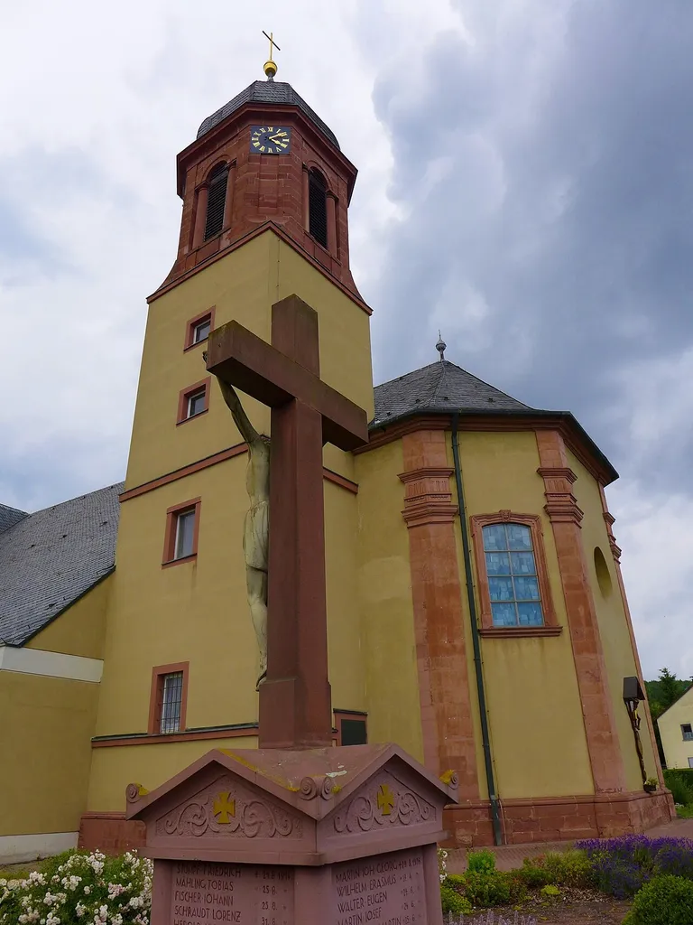 Helmstadt, katholische Pfarrkirche St. Martin, spätbarocker Chorflankenturm mit Apsis aus dem Jahr 1788