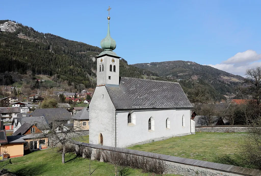 Westsüdwestansicht der röm.-kath. Filialkirche hl. Georg in der steirischen Stadtgemeinde Rottenmann.Ursprünglich 1042 als erste Rottenmanner Pfarrkirche im romanischen Stil errichtet. Nach mehrmaliger Zerstörung immer wieder aufgebaut bzw. instand gesetzt.