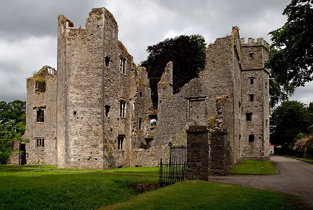 Castles of Munster: Mallow, Cork The stronghouse at Mallow is a three storey structure with semi-polygonal wings projecting from the middle of each side, and hexagonal turrets on the NW and SW corners. It was built either by Sir Thomas Norris, or his daughter and her Jephson husband after the town was burnt in 1598. The Jephsons declared for Parliament during the Confederate War, and after successfully withstanding the attack by Lord Mountgarret in 1642, the castle was eventually captured by Lord Castlehaven in 1645. When the castle was burnt in 1689 by the Jacobites, the Jephsons created a more modest mansion further north out of the old stable block. Proving to be ill equipped for defence and having undergone a century of almost constant warfare, the old mansion fell to ruin by the end of the 17c.