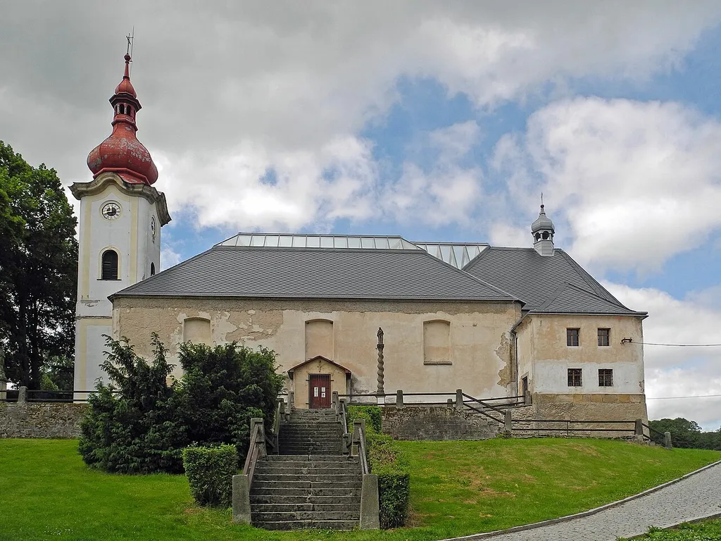 Kirche St.Nikolaus in Peterswald (Petrovice), Juni 2018.