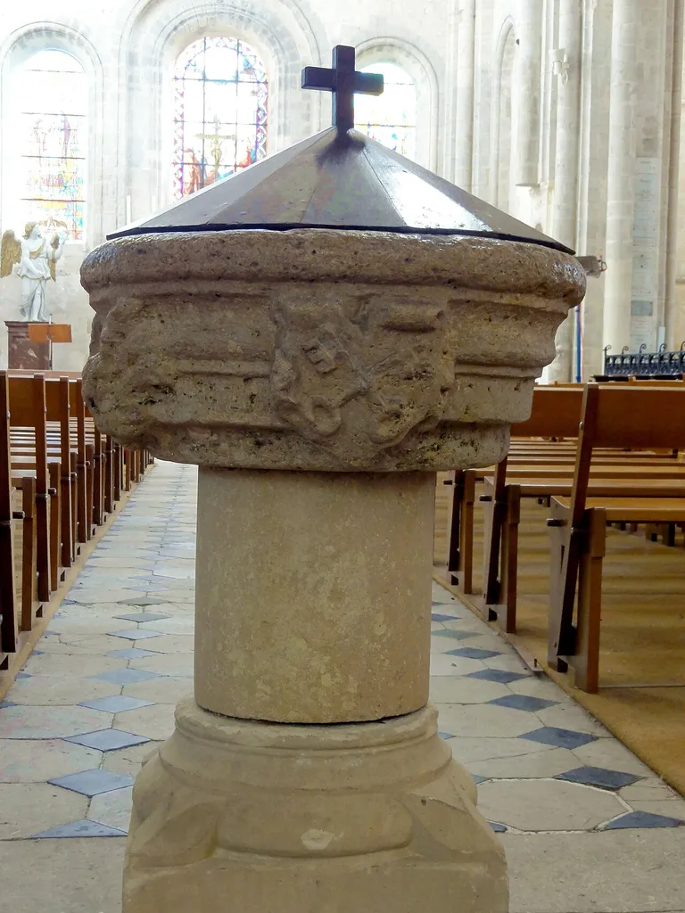 Fonts baptismaux du chœur (ancien bénitier).