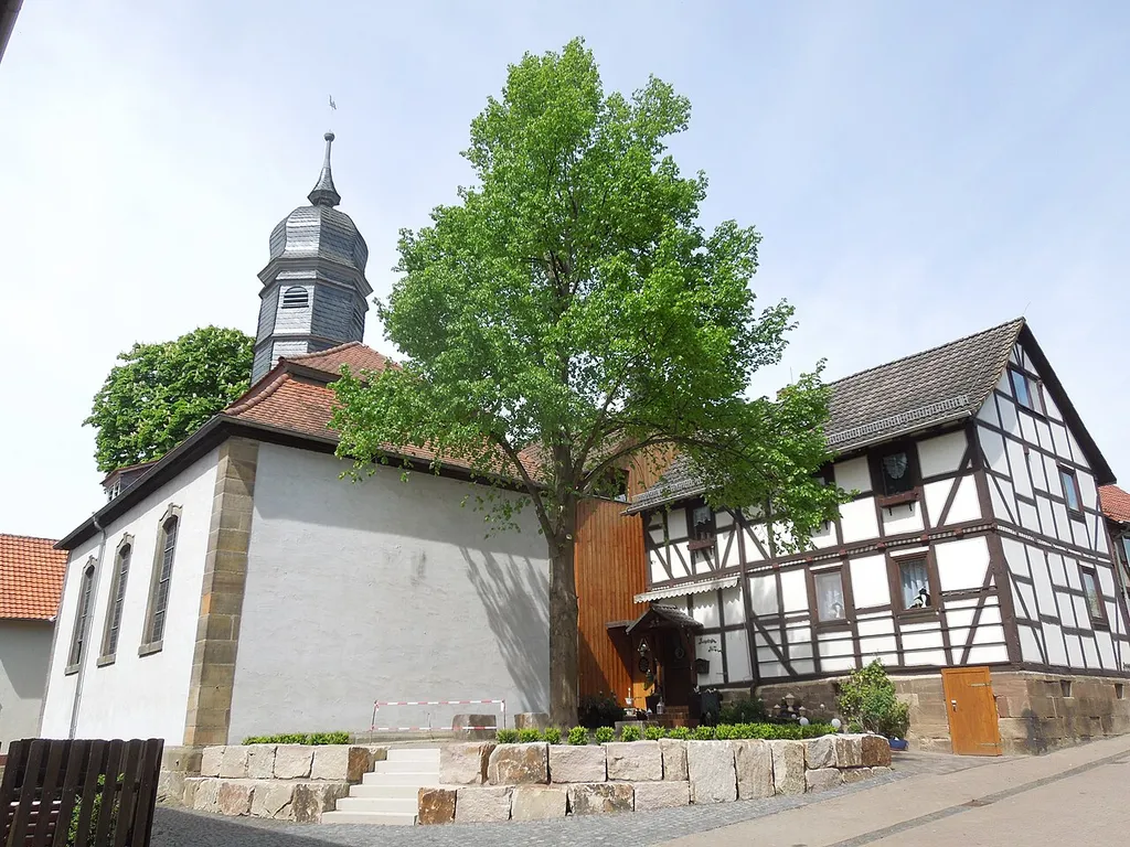 Dorfkirche und Fachwerkhaus im Gudensberger Stadtteil Dorla