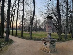 Stadtpark mit Vase Am Bahnhof -
