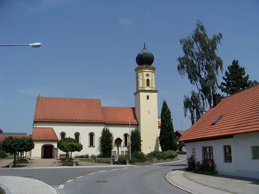 Salching, Brückenstraße 37, Katholische Filialkirche St. Petrus, kleine spätromanische Anlage, barock ausgebaut, um 1900 verändert, Turm 18. Jahrhundert; mit Ausstattung.