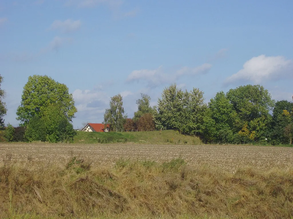 Frühmittelalterliche "Römerschanze" Wischlburg, Ostseite (Wall vor den Häusern)