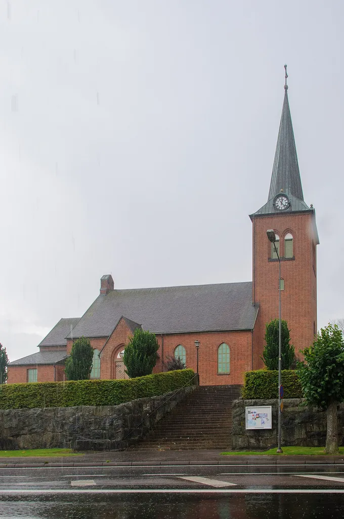 Grästorps kyrka, Nybyggnadsår 1914 - 1915 Albin Gustafsson (Arkitekt) Carl-Wilhelm Gustafsson (Arkitekt) Gustav Hallencreutz (Konstnär) John Hedæus (Konstnär) Torben Grut (Arkitekt) This is a photo of an ecclesiastical monument in Sweden, number 21300000002433 in the RAÄ buildings database.