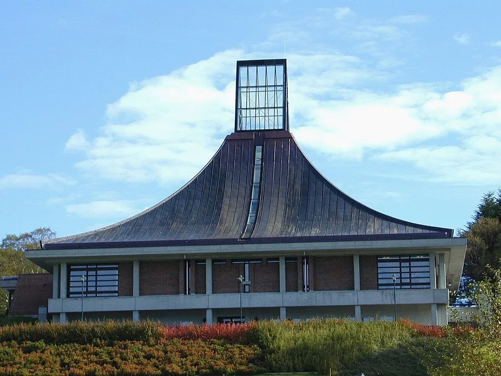 Ellingsøy kirke sett vestfra. Foto: Max Ingar Mørk. Fra Riksantikvarens Kulturminnebilder.