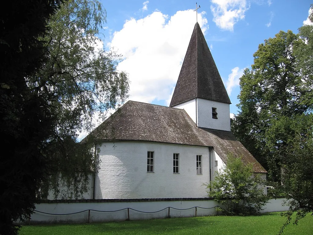 Thomaskirche, Ludwig-Thoma-Platz 5; Evangangelisch-Lutherische Kirche, Backstein geschlämmt, 1931/32 von Delisle und Ingwersen im Stil der Neuen Sachlichkeit erbaut; mit Ausstattung