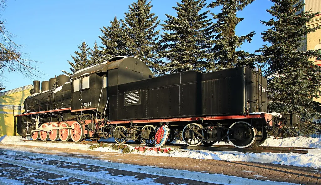 Памятник-паровоз, доставивший в 1943 г. в Ленинград первый после прорыва блокады эшелон с грузами: Привокзальная площадь, 1 (ж/д станция Волховстрой-1, перрон), Волхов, Волховский район, Ленинградская область