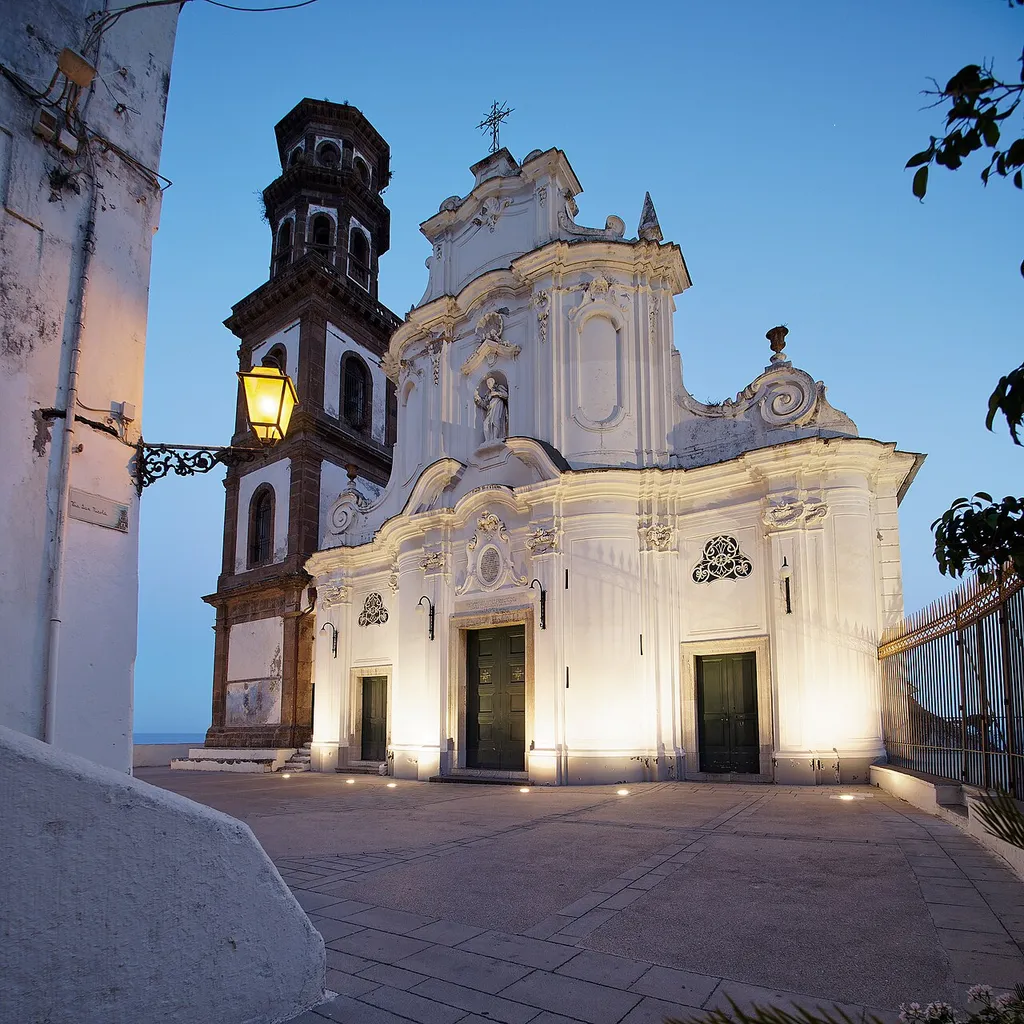 Fassade und Turm der Kirche Sankt Maria Magdalena in Atrani, Kampanien, Italien.