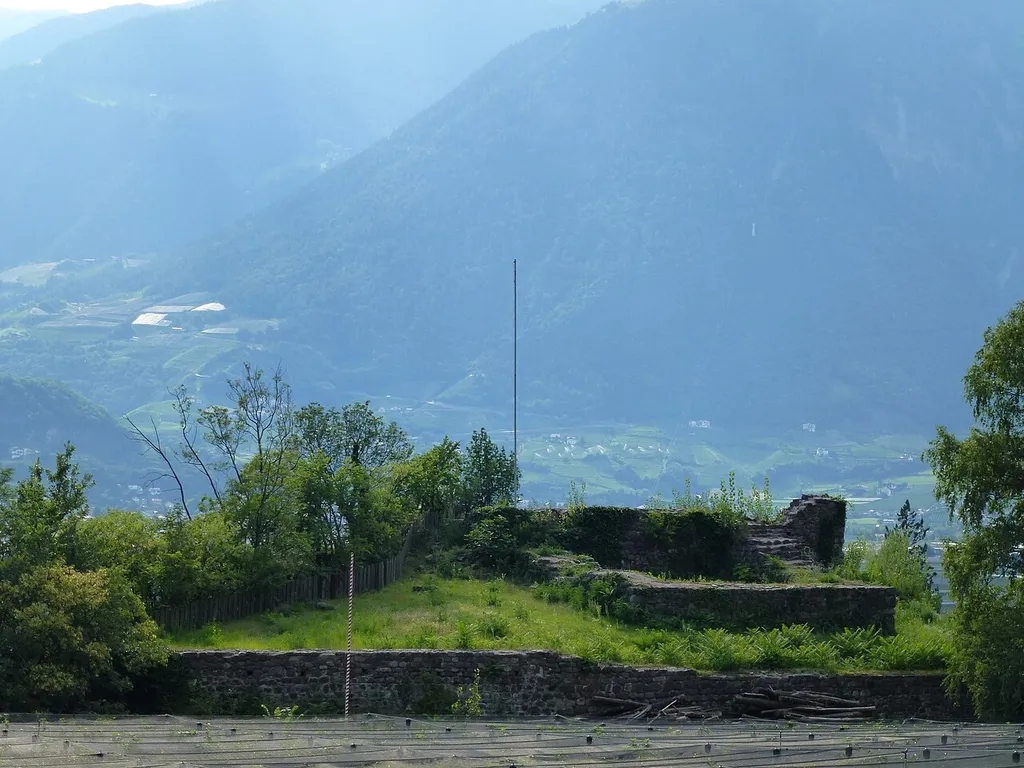 Ruine Burgstall in der Gemeinde Burgstall (Südtirol)