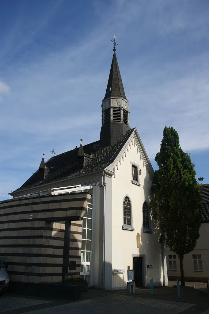 Ehemalige Servitessenkirche in Linz am Rhein, 1692 erbaut als Klosterkirche der Servitessen, 1872 von den Franziskanerinnen im gotischen Stil erweitert, seit 1983 Stadtarchiv in Linz am Rhein