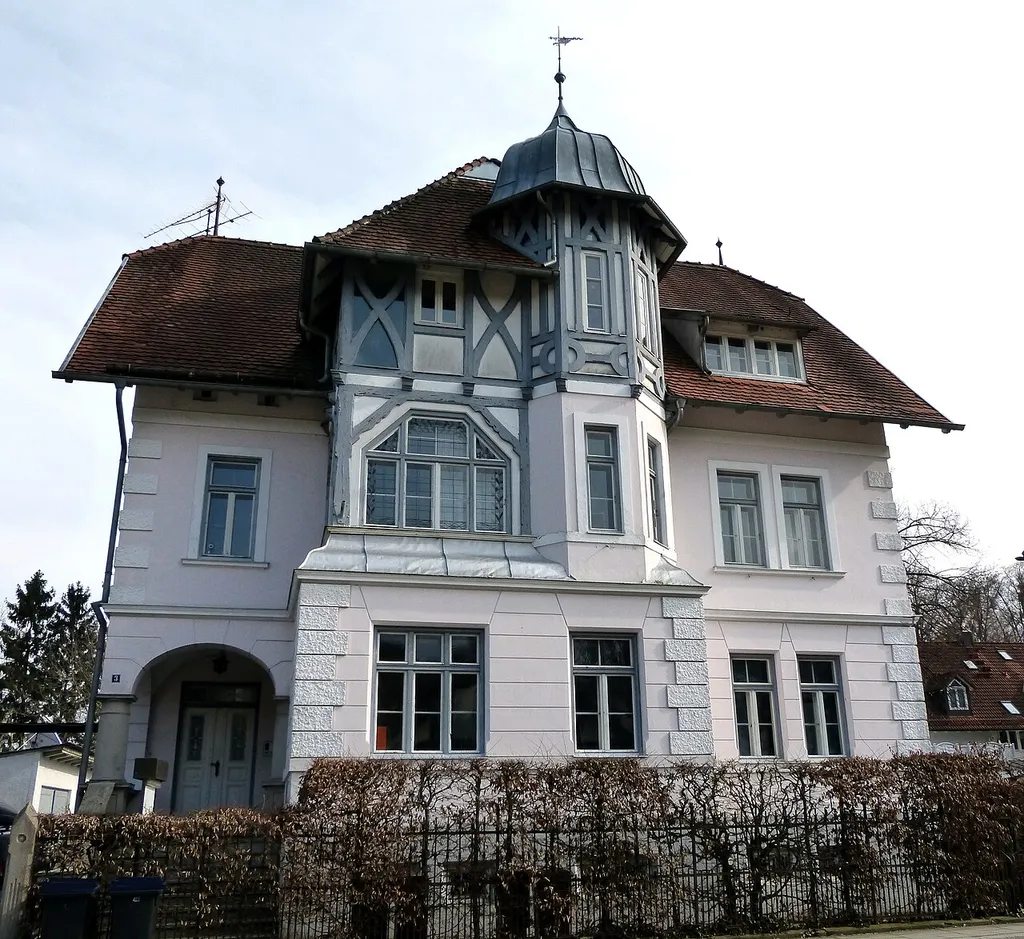 Starnberg, Von-der-Tann-Straße 3. Die Villa Burger, ein zweigeschossiger Schopfwalmdachbau mit turmartigem Erker und farbigen Jugendstil-Fensterscheiben, wurde 1902 von Andreas Fischhaber erbaut.