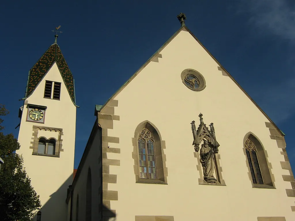 Reutlingen. Die evangelische Mauritiuskirche in Betzingen steht auf einem erhöhten ehemaligen Friedhof. Der romanische Turm mit rheinischem Rhombendach ist von einem Vorgängerbau aus dem 11.-12. Jahrhundert, das spätgotische Kirchenschiff von 1499-1505.