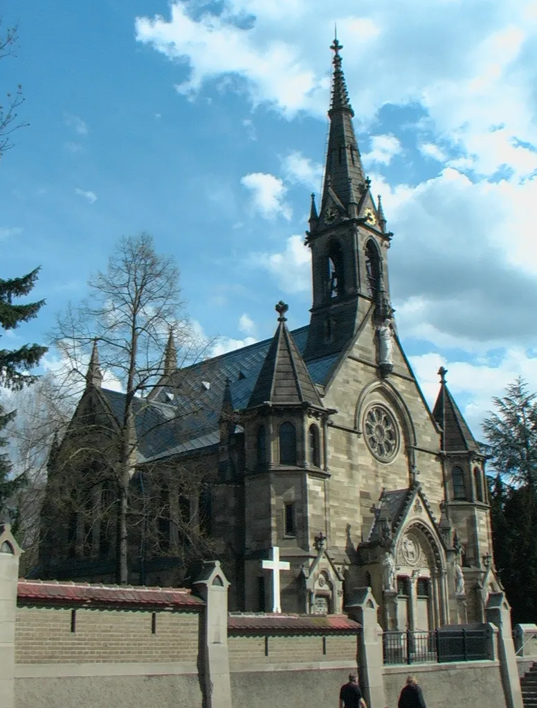 Die evangelische Katharinenkirche in Reutlingen wurde 1887-1891 nach den Plänen von Heinrich Dolmetsch auf dem Friedhof Unter den Linden mit einem neugotischen Innenraum erbaut.