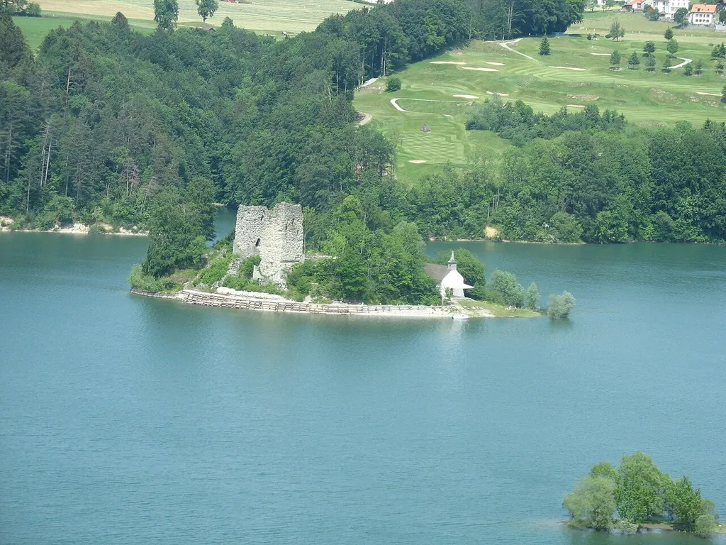 Île d'Ogoz, Lac de la Gruyère, Friburg, Switzerland