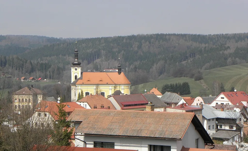 Městys Pecka (CZ); pohled od přjezdové cesty ke hradu Pecka