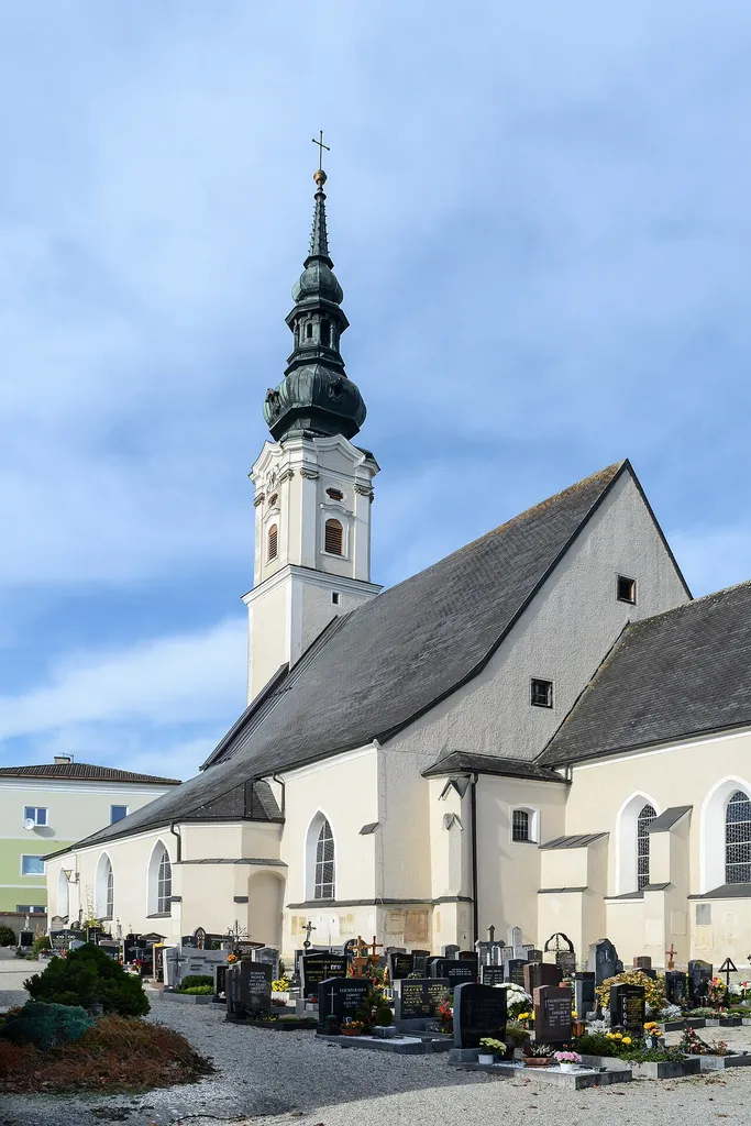 Kath. Pfarrkirche Hl. Abendmahl des Herrn und Friedhof