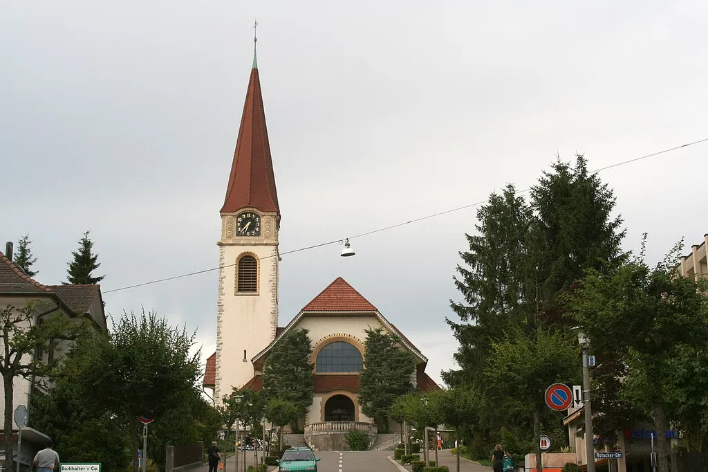 Reformierte Kirche Wallisellen, Standpunkt in der KirchstrasseDie Kirche im Jugendstil wurde 1907/1908 von den Architekten Robert Bischoff und Hermann Weideli gebaut. 1975 wurde sie, mittlerweile denkmalgeschützt, renoviert.