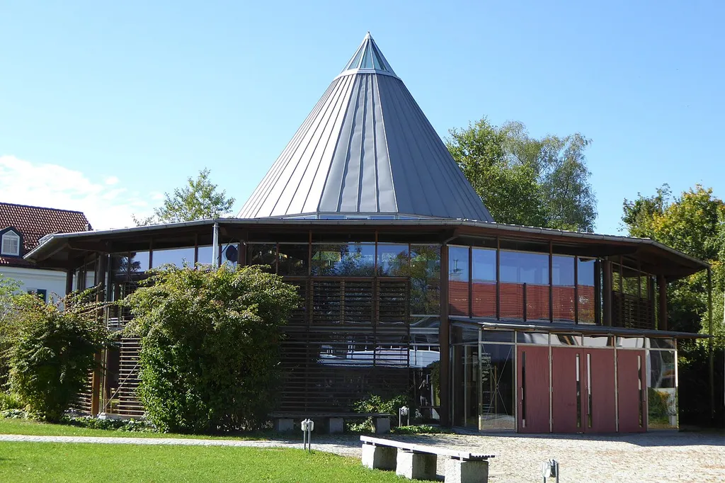 Die Ostseite der Segenskirche in Holzkirchen (Kreis Miesbach).