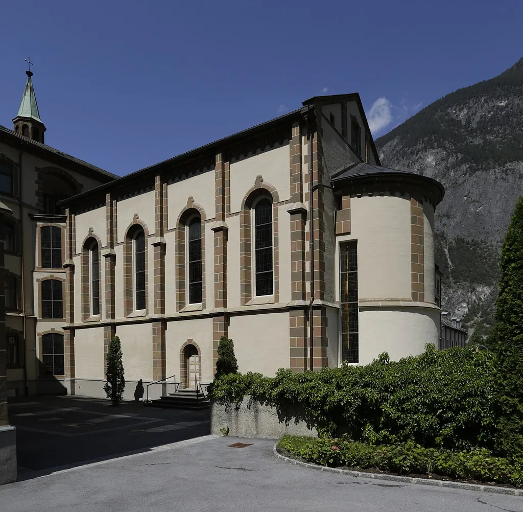 Die Klosterkirche des Mutterhauses der Barmherzigen Schwestern in Zams, ist zusammen mit dem Klosterfriedhof denkmalgeschützt. This media shows the protected monument with ObjektID 65036 in Austria. (Commons, de, Wikidata)