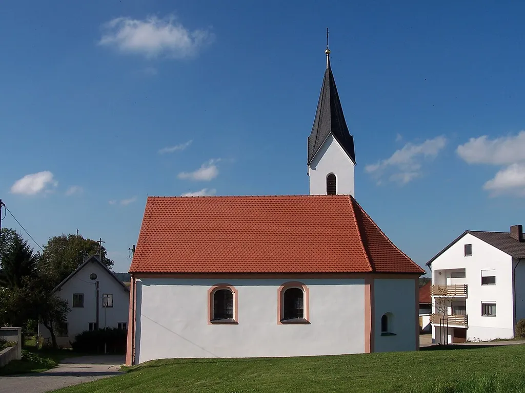 Langquaid, Kitzenhofen 9. Katholische Kirche St. Wolfgang, frühgotisch, 2.Hälfte 13.Jahrhundert, barocker Ausbau im 18.Jahrhundert; mit Ausstattung.