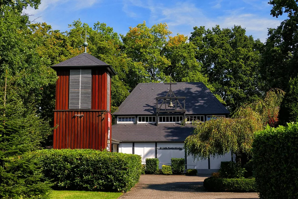 1950 ursprünglich als Notkirche in nur fünfmonatiger Bauzeit errichtet. Realisiert nach Plänen des Architekten Prof. Dr. Otto Bartning. Er entwickelte nach dem Krieg Notkirchen aus vorgefertigten Teilen von denen zwischen 1948 und 1950 49 erbaut wurden.