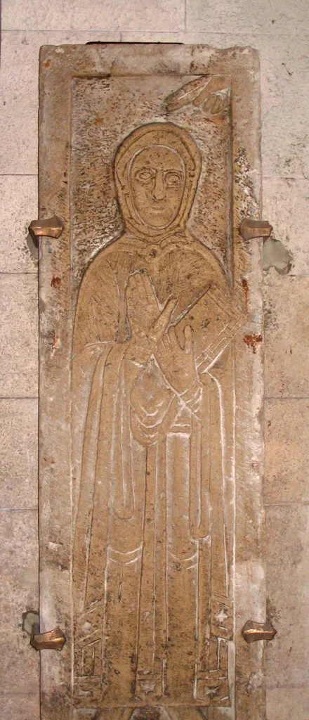 Kloster Biburg, Landkreis Kelheim, Niederbayern: Bertastein. Der Bertastein ist der Grabstein der Seligen Berta, der Stifterin des Klosters. Der Grabstein befand sich ursprünglich in der Wallfahrtskirche Allersdorf, deren Errichtung vermutlich ebenfalls auf die Selige Berta zurückgeht.