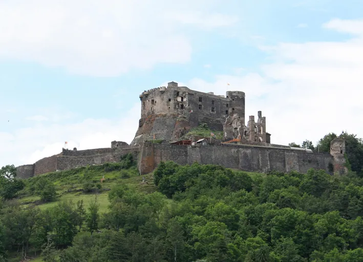 Château fort de Murol sur sa colline
