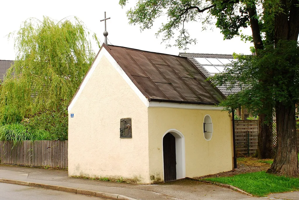 Votivkapelle St. Wolfgang in der Leonhardistraße 3 in Siegertsbrunn, Gemeinde Höhenkirchen-Siegertsbrunn, Landkreis München, Regierungsbezirk Oberbayern, Bayern. Als Baudenkmal in der Bayerischen Denkmalliste unter Aktennummer D-1-84-127-13 aufgeführt. Laut Denkmalliste erbaut wohl im Jahr 1634.