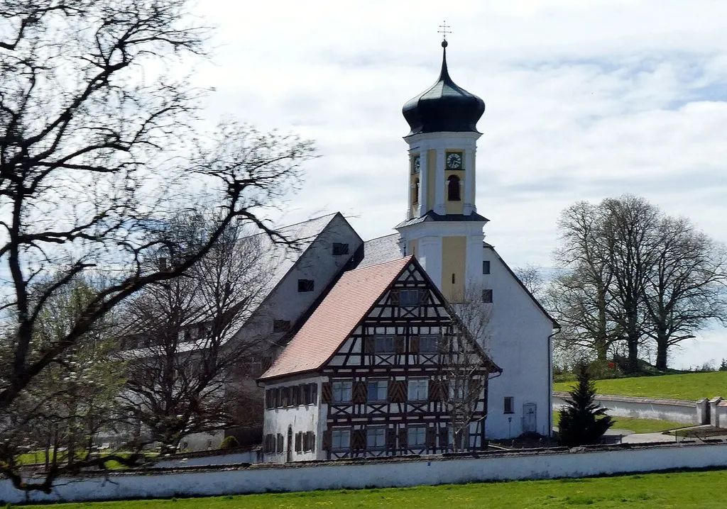 Bärenweiler (Kißlegg), Spitalkirche (Dreifaltigkeitskirche) von Osten gesehen.