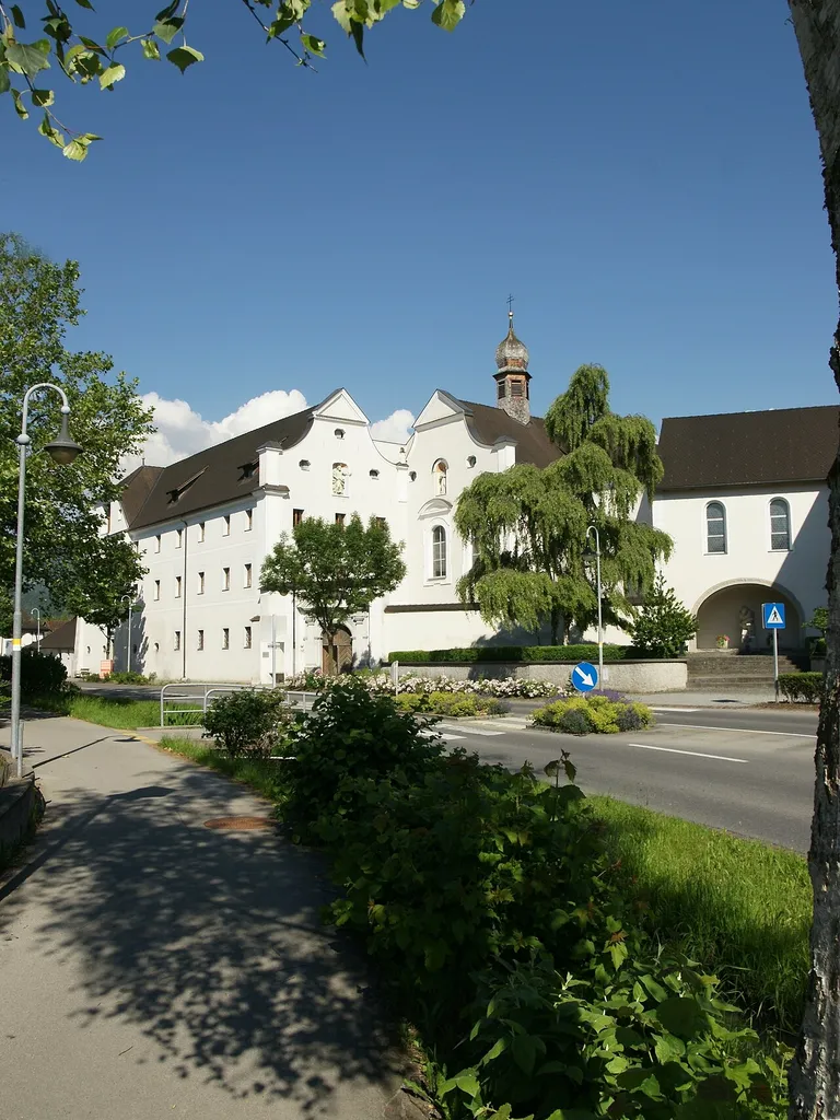 Altenstadt (Feldkirch). Rechts Dominikanerinnenkirche "Maria Verkündigung" und links das Dominikanerinnenkloster.