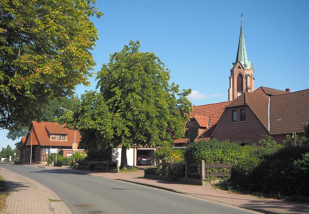 Meinsener Straße in Meinsen mit Turm der neugotischen Kirche von 1876