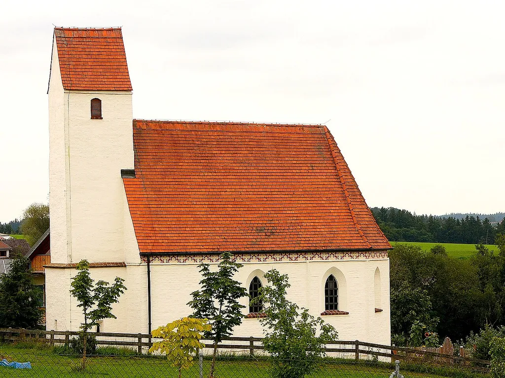 Filialkirche St. Laurentius; kleine Saalkirche mit Westturm, spätgotischer Backsteinbau, um 1490, Gliederung durch Dreieckslisenen und Dachfries, Westturm mit Steildachabschluss; mit Ausstattung.
