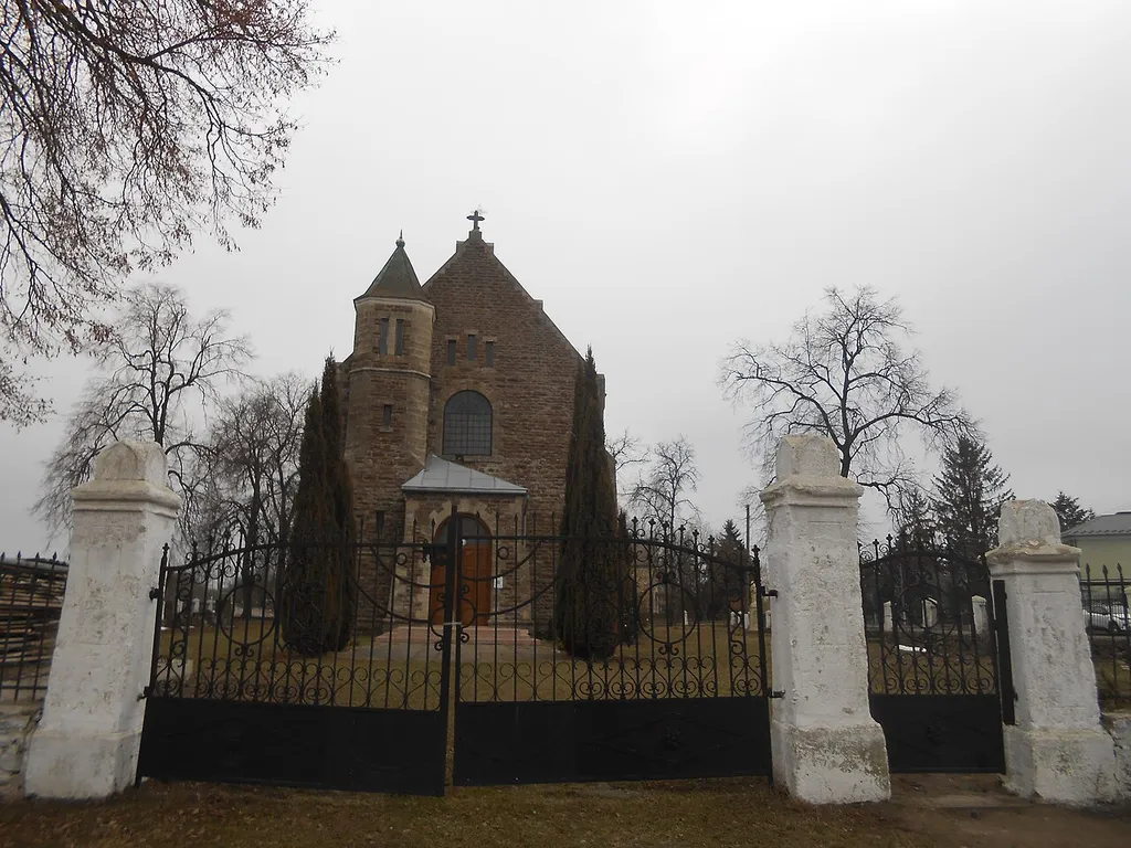Брама і фіртка на територію довкола костелу в Трибухівцях біля Бучача