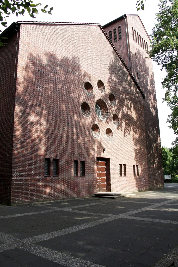 St.Gottfried Kirche in Münster/Westfalen, Stadtteil Geist. Aufgrund der der umgebenden sehr hohen Bäume nur schwierig zu fotografieren.