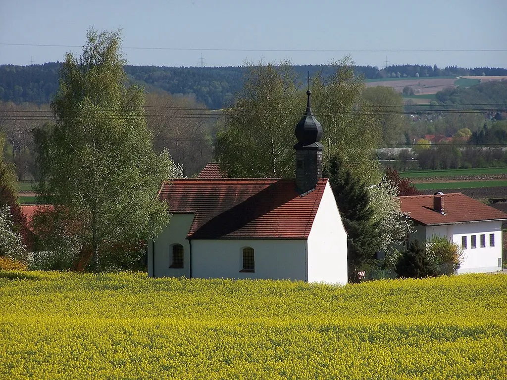 Töding 19. Kath. Filialkirche St. Petrus und Paulus, kleiner barocker Saalbau mit eingezogenem Chor und Dachreiter, Ende 17. Jh.; mit Ausstattung.