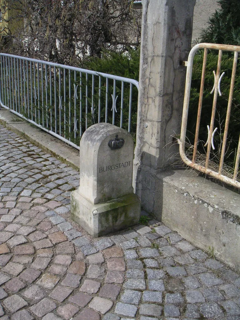 Halbmeilenstein in Burgstädt an der Mittweidaer Straße in Höhe Haus Nr. 29