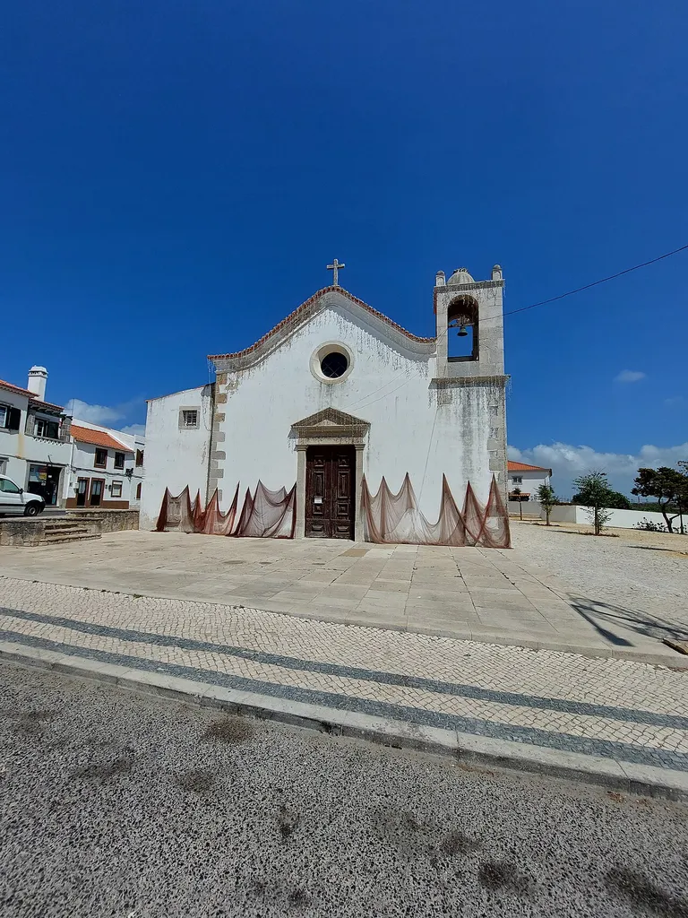 Fachada principal da Igreja de Nossa Senhora da Ajuda em Peniche