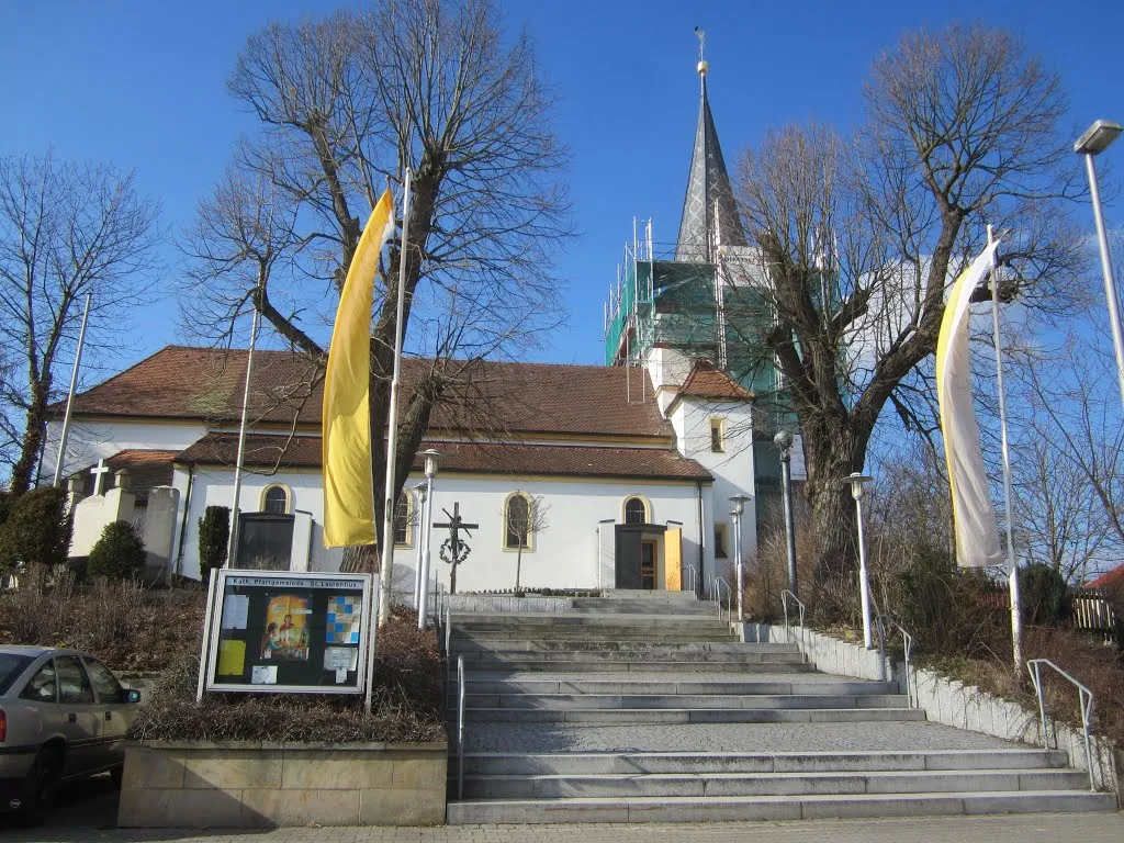 Die St. Laurentius - Kirche in Aisch wurde 1597 mit der Kirchengemeinde aus Adelsdorf vereint