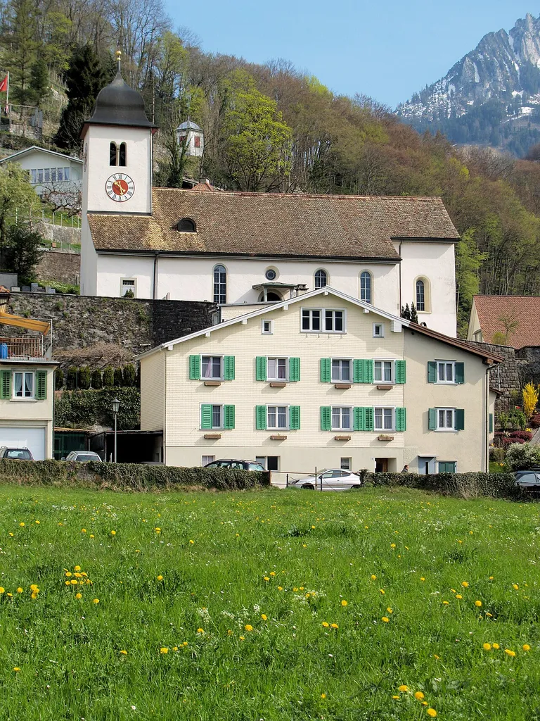 Die Heiligkreuzkirche auf dem Bühl in Weesen.